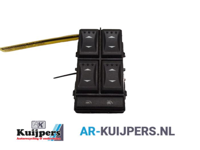 Usados Interruptor combinado de ventanillas Ford Mondeo III Wagon 2.0 16V Precio € 15,00 Norma de margen ofrecido por Autorecycling Kuijpers