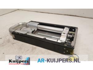 Used Roll bar Opel Astra H Twin Top (L67) 1.8 16V Price € 70,00 Margin scheme offered by Autorecycling Kuijpers