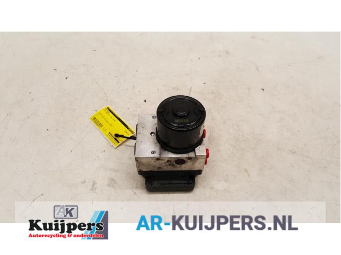 Begagnade ABS-pump Kia Magentis (GE) 2.0 CRDi 16V Pris € 40,00 Marginaltabell erbjuds av Autorecycling Kuijpers