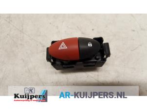 Używane Przelacznik swiatel awaryjnych Renault Twingo II (CN) 1.2 Cena € 15,00 Procedura marży oferowane przez Autorecycling Kuijpers