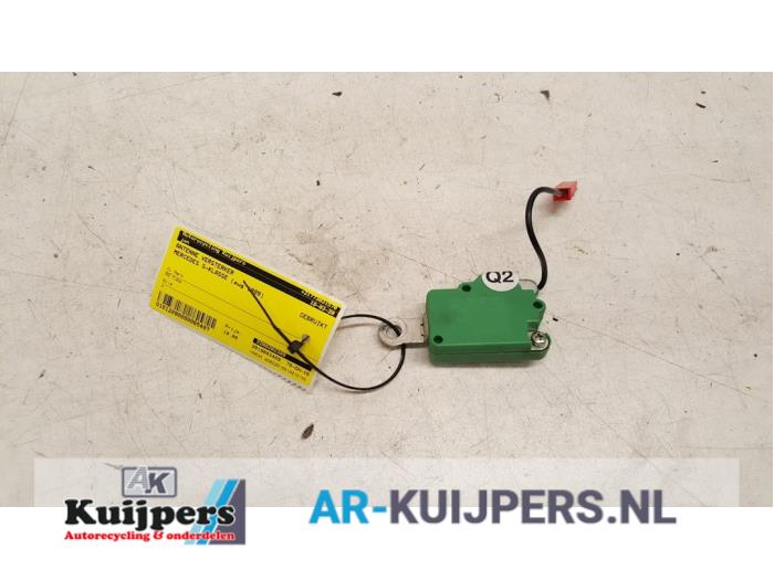 Antenna Amplifier from a Mercedes-Benz S (W220) 3.2 S-320 18V 1999