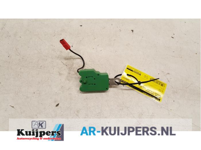 Antenna Amplifier from a Mercedes-Benz S (W220) 3.2 S-320 18V 1999