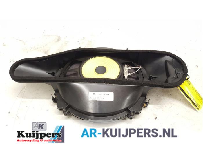Używane Subwoofer Mercedes S (W220) 3.2 S-320 18V Cena € 29,00 Procedura marży oferowane przez Autorecycling Kuijpers