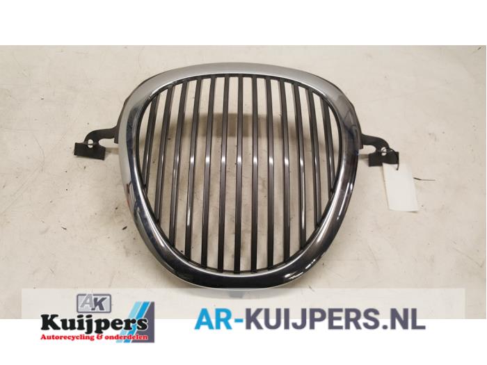 Begagnade Grill Jaguar S-type (X200) 3.0 V6 24V Pris € 45,00 Marginaltabell erbjuds av Autorecycling Kuijpers