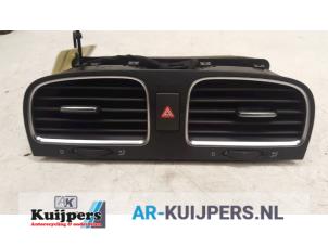 Usagé Grille aération tableau de bord Volkswagen Golf VI (5K1) 1.4 16V Prix € 15,00 Règlement à la marge proposé par Autorecycling Kuijpers