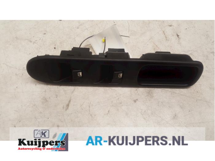 Usados Interruptor combinado de ventanillas Peugeot 307 (3A/C/D) 1.4 Precio € 15,00 Norma de margen ofrecido por Autorecycling Kuijpers