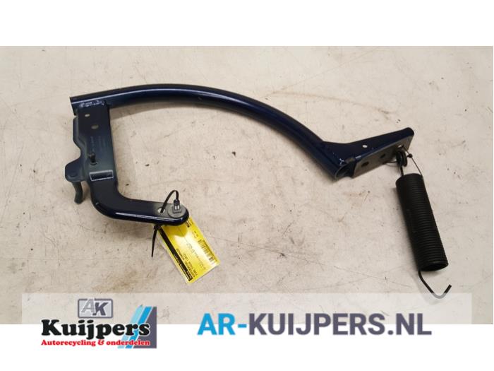 Boot lid hinge from a Ford Focus 3 1.6 EcoBoost 16V 150 2012