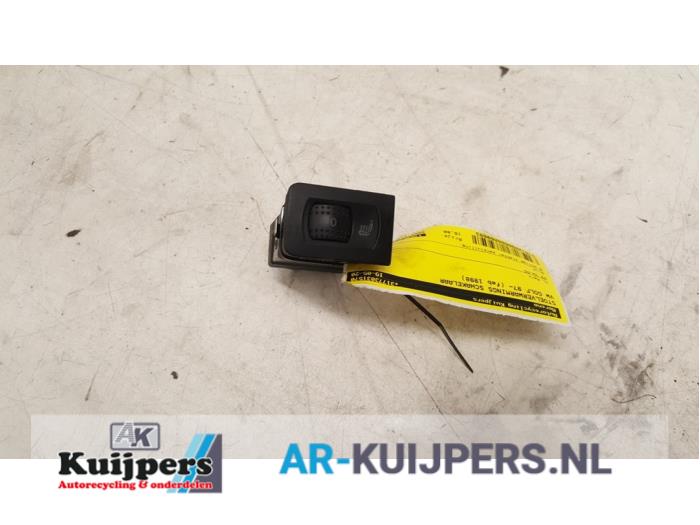Seat heating switch from a Volkswagen Golf IV (1J1) 1.8 20V Turbo 1998