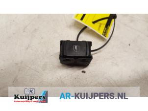 Używane Przelacznik elektrycznej szyby Volkswagen Golf IV (1J1) 1.8 20V Turbo Cena € 10,00 Procedura marży oferowane przez Autorecycling Kuijpers