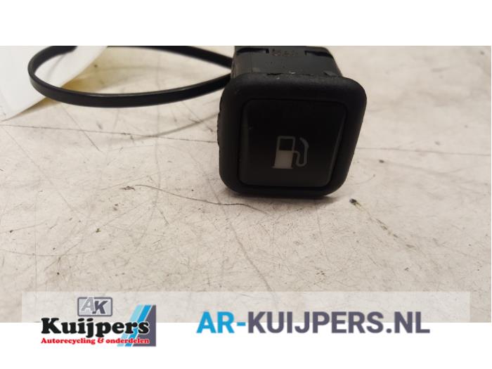 Tank cap cover switch from a Volkswagen Golf IV (1J1) 1.8 20V Turbo 1998