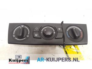 Używane Panel sterowania klimatyzacji BMW 1 serie (E87/87N) 118d 16V Cena € 25,00 Procedura marży oferowane przez Autorecycling Kuijpers