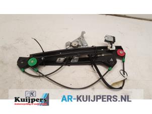 Używane Mechanizm szyby prawej przedniej wersja 4-drzwiowa Saab 9-3 II Sport Sedan (YS3F) 2.2 TiD 16V Cena € 25,00 Procedura marży oferowane przez Autorecycling Kuijpers