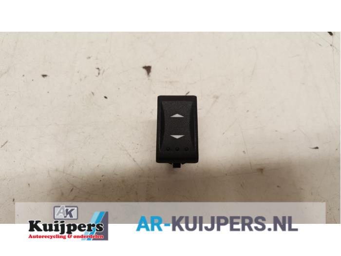 Electric window switch from a Ford Mondeo III Wagon 2.0 TDCi 115 16V 2006