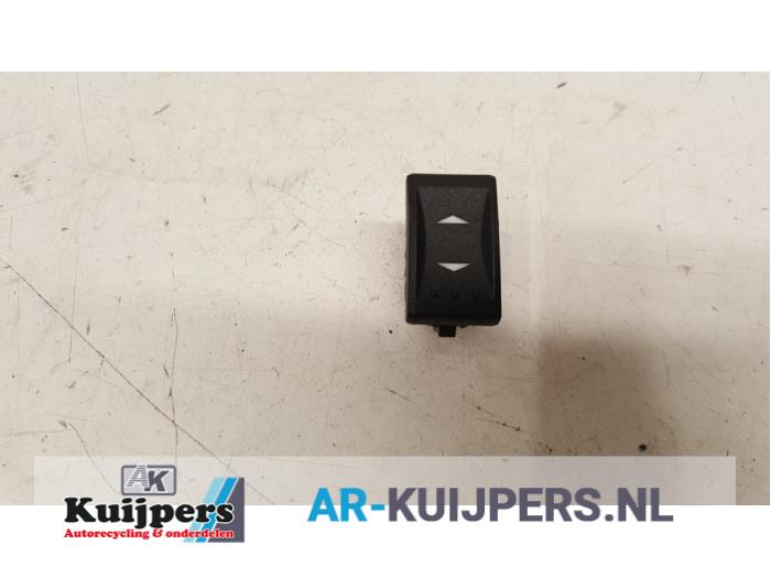Electric window switch from a Ford Mondeo III Wagon 2.0 TDCi 115 16V 2006
