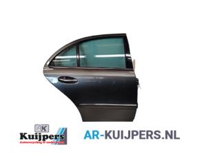 Używane Drzwi prawe tylne wersja 4-drzwiowa Mercedes E 4-matic (W211) 5.0 E-500 V8 32V Cena € 70,00 Procedura marży oferowane przez Autorecycling Kuijpers