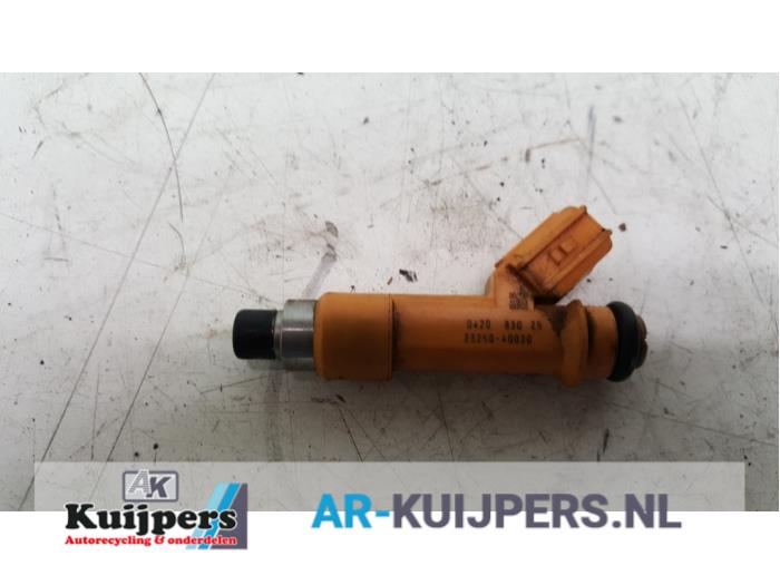 Injector (petrol injection) from a Daihatsu Cuore (L251/271/276) 1.0 12V DVVT 2009