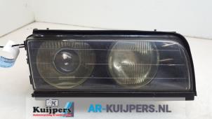 Używane Reflektor prawy BMW 7 serie (E38) 740i/iL 4.0 V8 32V Cena € 80,00 Procedura marży oferowane przez Autorecycling Kuijpers
