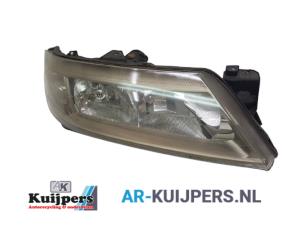 Używane Reflektor prawy Renault Laguna II (BG) 3.0 V6 24V Cena € 45,00 Procedura marży oferowane przez Autorecycling Kuijpers