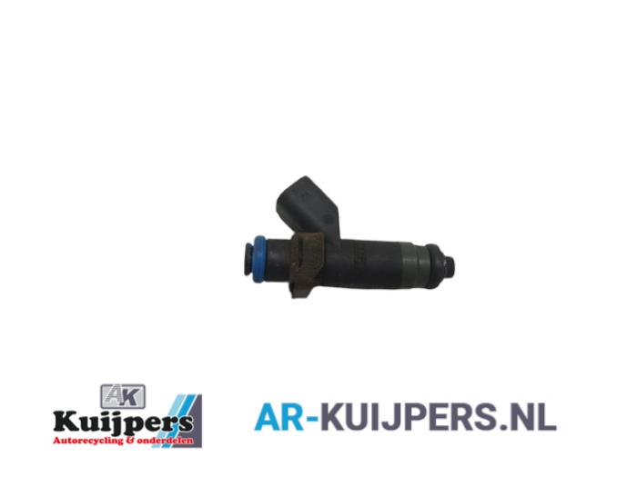 Injector (petrol injection) from a Chrysler Voyager/Grand Voyager (RG) 2.4i 16V 2006