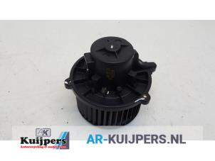 Usados Motor de ventilador de calefactor Kia Cerato 1.6 16V Precio € 25,00 Norma de margen ofrecido por Autorecycling Kuijpers