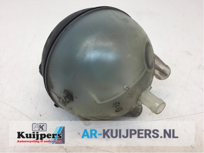 Expansion vessel from a Mercedes-Benz A (W169) 2.0 A-160 CDI 16V 5-Drs. 2005