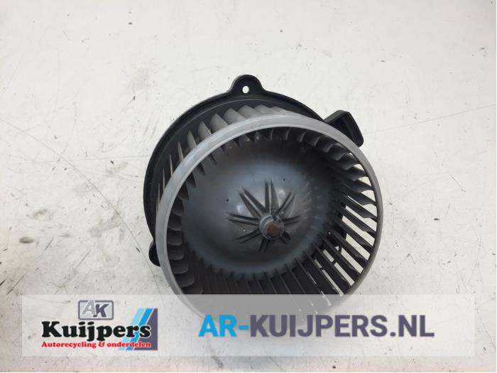 Heating and ventilation fan motor from a Kia Carens II (FJ) 1.8i 16V 2003