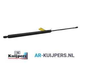 Used Rear gas strut, right Mercedes Vito (638.0) 2.2 CDI 108 16V Price € 20,00 Margin scheme offered by Autorecycling Kuijpers