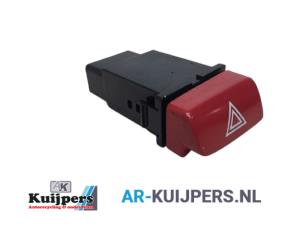Usados Interruptor de luz de pánico Kia Rio II (DE) 1.4 16V Precio € 10,00 Norma de margen ofrecido por Autorecycling Kuijpers