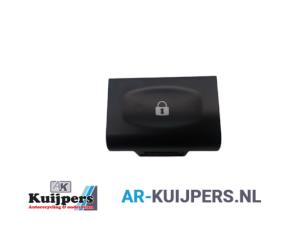 Używane Przelacznik centralnego zamka Renault Koleos I 2.5 16V Cena € 10,00 Procedura marży oferowane przez Autorecycling Kuijpers