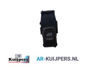 Używane Przelacznik elektrycznej szyby Volvo V70 (SW) 2.4 D5 20V Cena € 10,00 Procedura marży oferowane przez Autorecycling Kuijpers