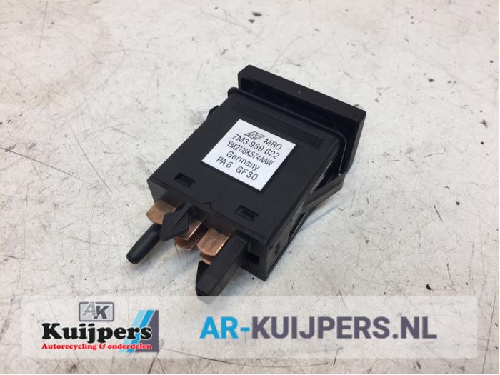Frontscreen heating switch from a Volkswagen Sharan (7M8/M9/M6) 1.8 Turbo 20V 2009