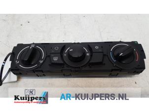 Usados Panel de control de calefacción BMW 1 serie (E81) 118i 16V Precio € 29,00 Norma de margen ofrecido por Autorecycling Kuijpers