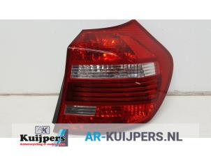 Używane Tylne swiatlo pozycyjne prawe BMW 1 serie (E81) 118i 16V Cena € 25,00 Procedura marży oferowane przez Autorecycling Kuijpers