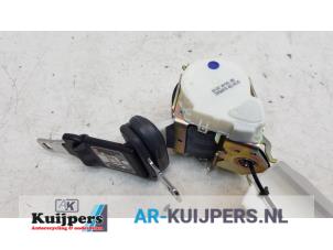Used Rear seatbelt, centre Renault Clio III (BR/CR) 1.5 dCi 105 FAP Price € 20,00 Margin scheme offered by Autorecycling Kuijpers