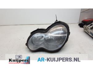 Used Headlight, left Mercedes C Combi (S203) 2.2 C-220 CDI 16V Price € 20,00 Margin scheme offered by Autorecycling Kuijpers