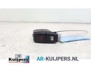 Usados Interruptor de luz de pánico BMW 5 serie (E60) 525i 24V Precio € 10,00 Norma de margen ofrecido por Autorecycling Kuijpers