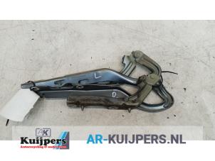 Gebrauchte Motorhaube Scharnier Peugeot 207/207+ (WA/WC/WM) 1.4 16V Preis € 17,50 Margenregelung angeboten von Autorecycling Kuijpers