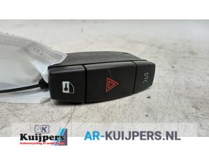 Używane Przelacznik swiatel awaryjnych BMW 1 serie (E87/87N) 120i 16V Cena € 10,00 Procedura marży oferowane przez Autorecycling Kuijpers