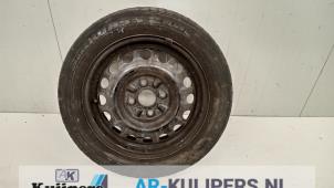 Usagé Jante + pneu d'hiver Peugeot 107 1.0 12V Prix € 15,00 Règlement à la marge proposé par Autorecycling Kuijpers