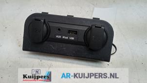 Usados Conexión AUX-USB Kia Rio III (UB) 1.2 CVVT 16V Precio € 25,00 Norma de margen ofrecido por Autorecycling Kuijpers