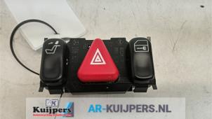 Usagé Commutateur éclairage d'urgence Mercedes CLK (W208) 2.0 200K Evo 16V Prix € 15,00 Règlement à la marge proposé par Autorecycling Kuijpers
