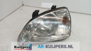 Używane Reflektor lewy Kia Carens II (FJ) 2.0i CVVT 16V Cena € 35,00 Procedura marży oferowane przez Autorecycling Kuijpers