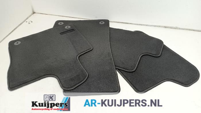 Gebrauchte Matten Set Volkswagen New Beetle (9C1/9G1) 1.9 TDI 90 Preis € 25,00 Margenregelung angeboten von Autorecycling Kuijpers