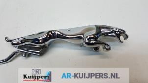 Używane Emblemat Jaguar X-type 2.0 D 16V Cena € 49,00 Procedura marży oferowane przez Autorecycling Kuijpers
