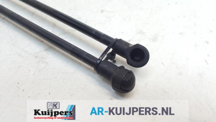 Set of tailgate gas struts from a Volkswagen Golf VII (AUA) 1.2 TSI 16V 2014