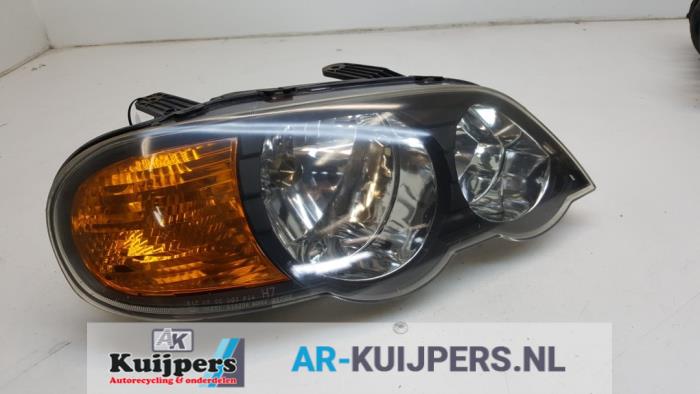 Używane Reflektor prawy Kia Shuma II 1.6 16V Cena € 35,00 Procedura marży oferowane przez Autorecycling Kuijpers