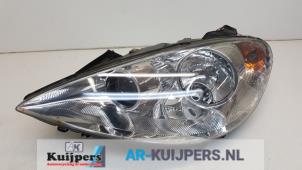 Used Headlight, left Peugeot 807 2.2 HDiF 16V Price € 45,00 Margin scheme offered by Autorecycling Kuijpers