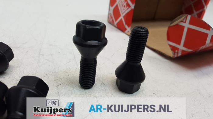 Set of wheel bolts from a BMW 3 serie (E93) 328i 24V 2007