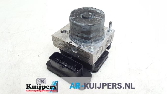 Usagé Pompe ABS Mercedes CLA (117.3) 1.6 CLA-180 16V Prix € 40,00 Règlement à la marge proposé par Autorecycling Kuijpers
