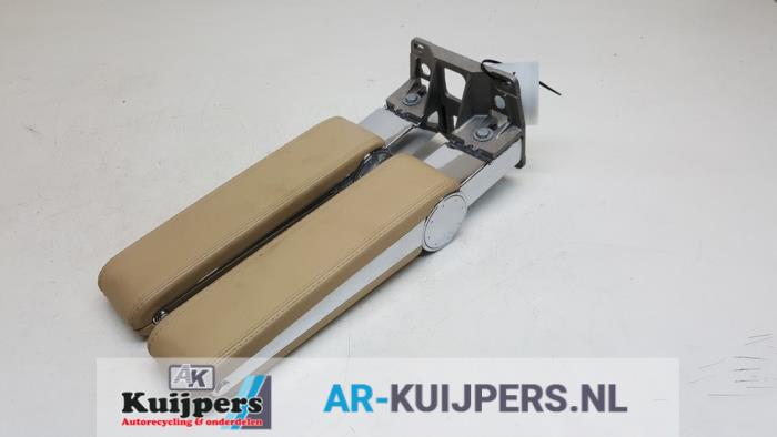 Begagnade Armstöd Volkswagen Phaeton (3D) 4.2 V8 40V 4Motion Pris € 75,00 Marginaltabell erbjuds av Autorecycling Kuijpers